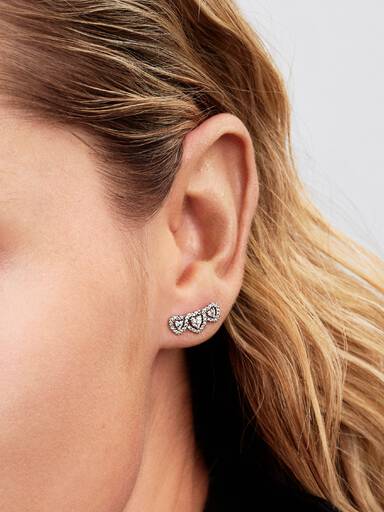 Aretes de botón trilogía de corazones con halo