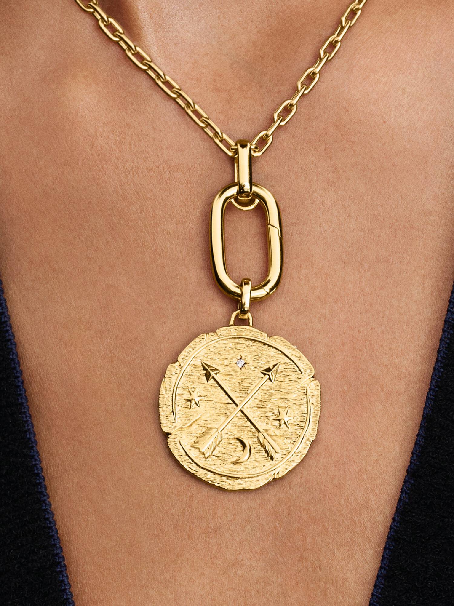 Charm Medallón grande con flechas cruzadas