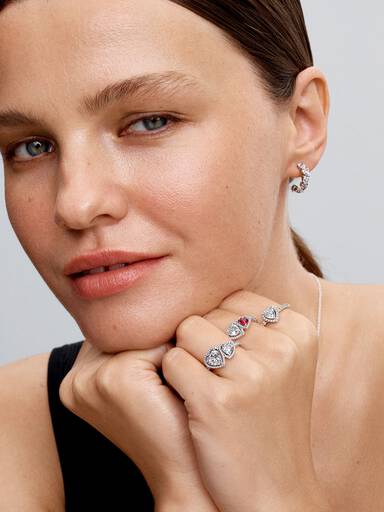 Anillo Corazones con Halo Brillante