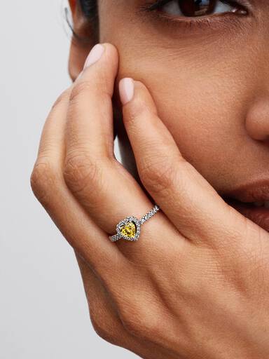 Anillo corazón elevado reluciente