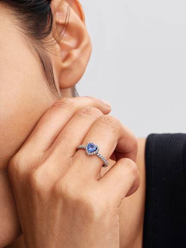 Anillo corazón elevado reluciente