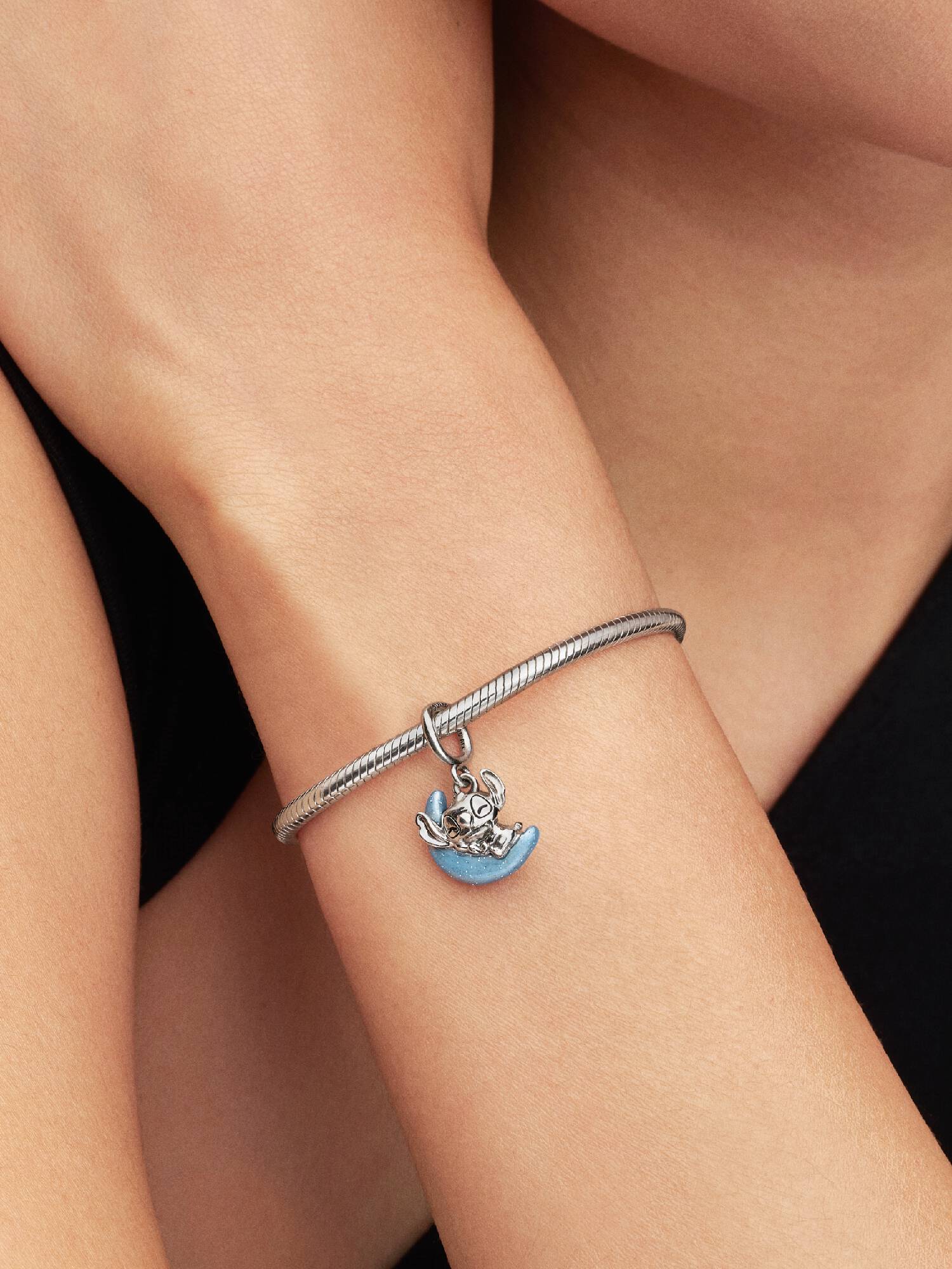 Charm Colgante Luna que Brilla en la Oscuridad de Stitch de Disney