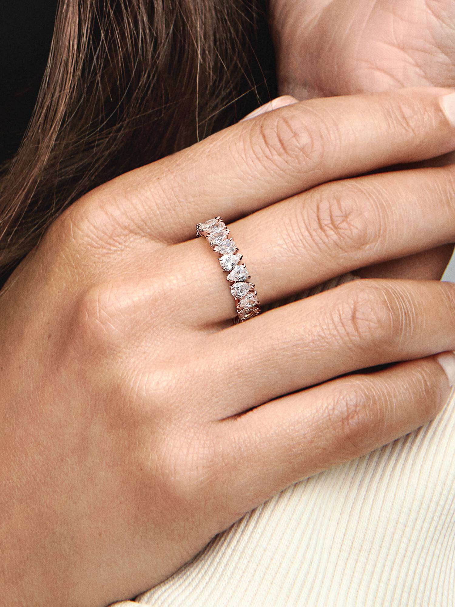 Anillo Banda con Brillos Alternos