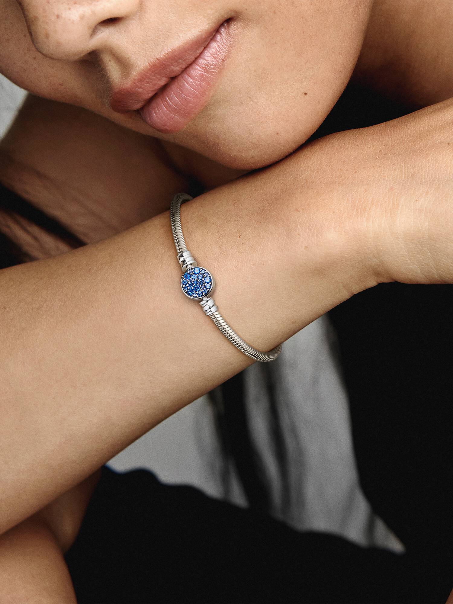 Brazalete cadena de serpiente con broche de disco azul brillante