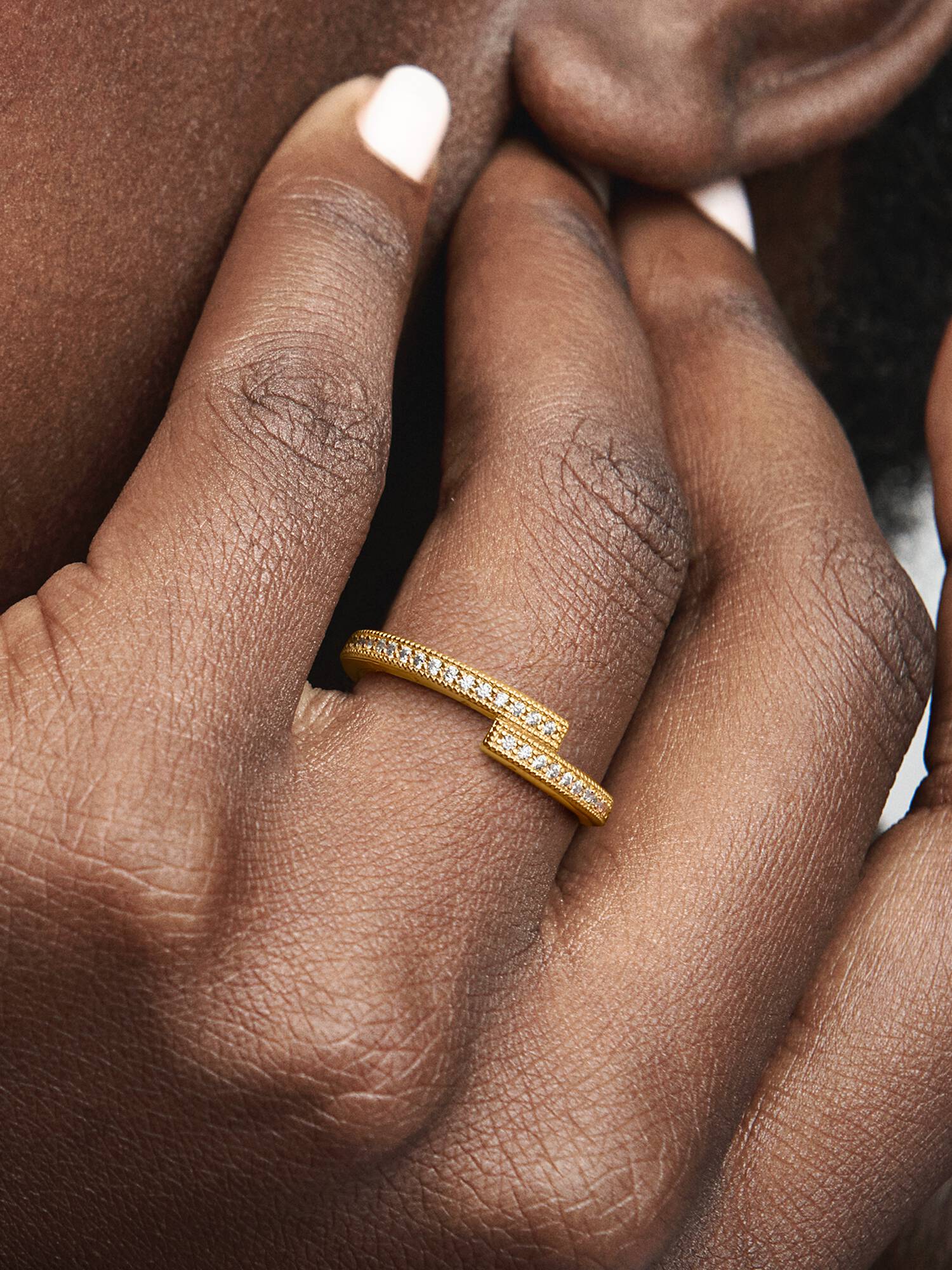 Anillo sobrepuesto reluciente