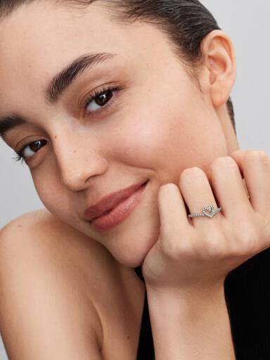 Anillo Hueso de los deseos con corazón reluciente