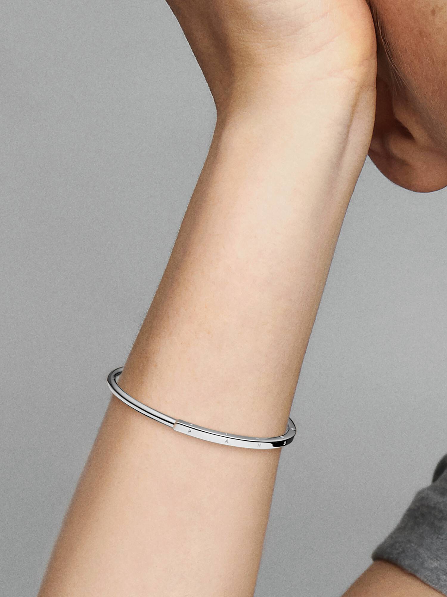 Brazalete rígido abierto I-D Pandora Signature