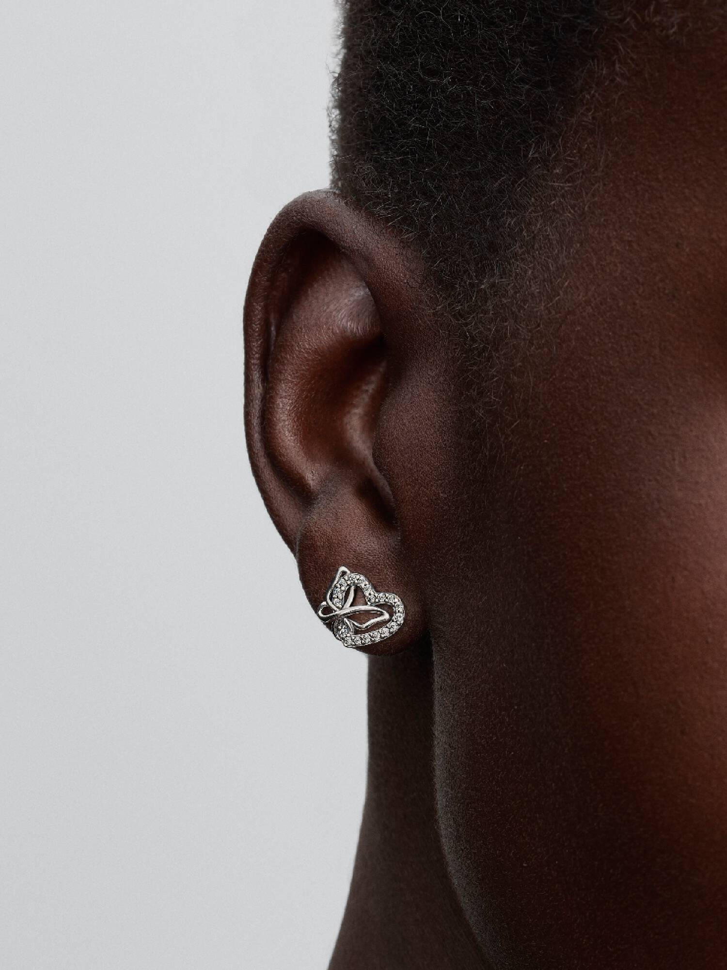 Aretes de botón Corazón y mariposa entrelazados 