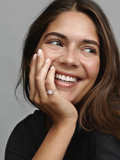 Anillo cuadrado con halo brillante