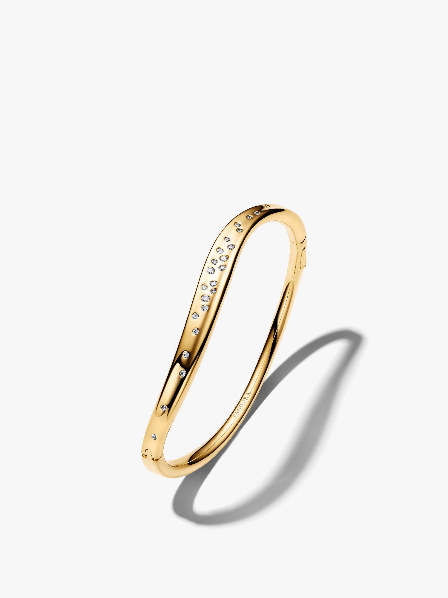 Brazalete rígido con forma orgánica engastado con piedras