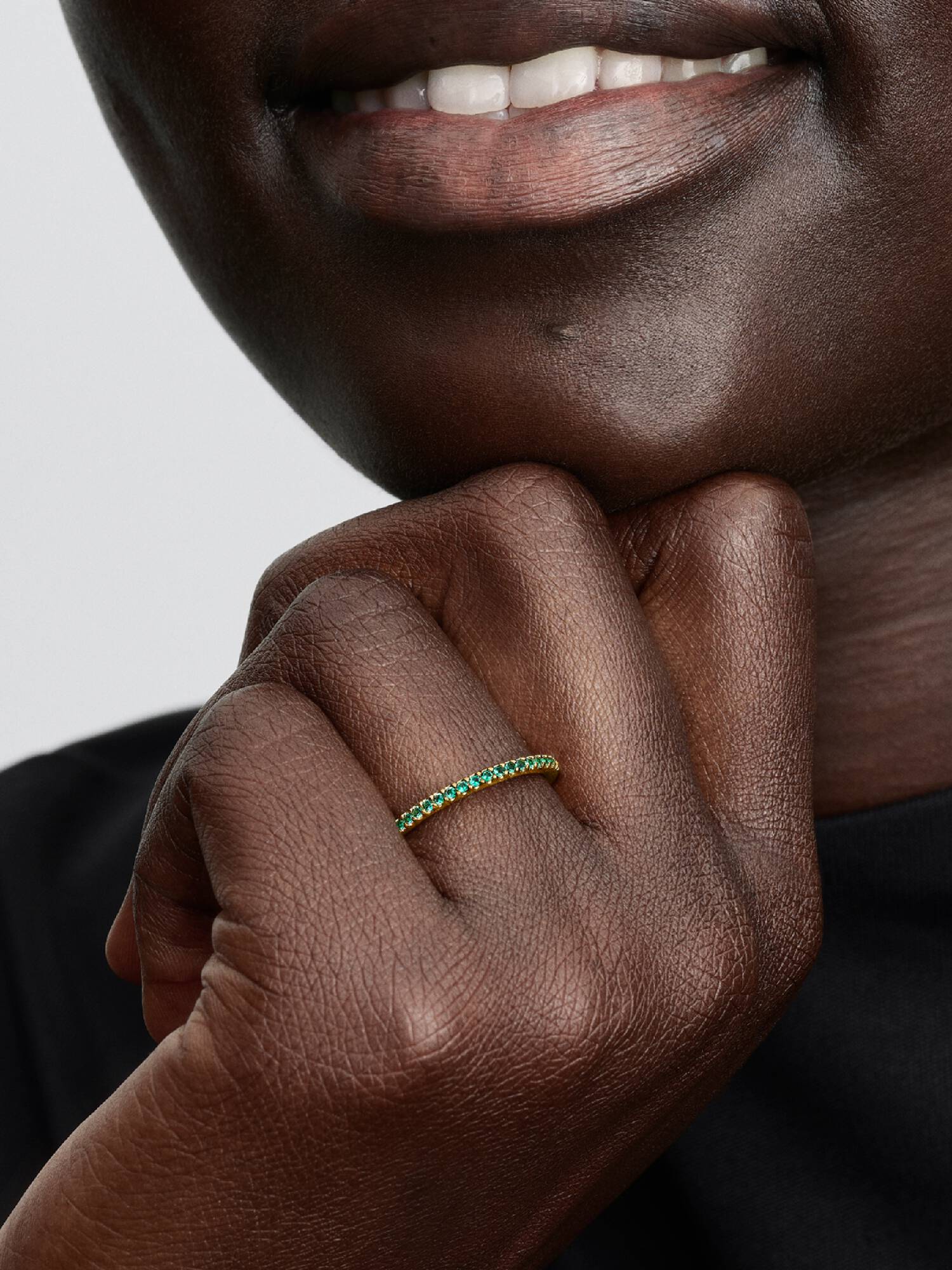 Anillo Eternidad Media Banda Verde Resplandeciente 