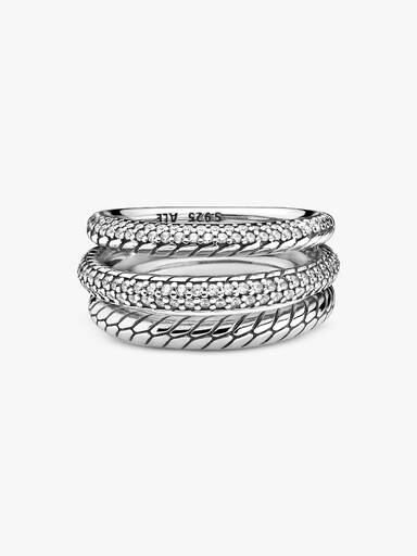 Anillo de banda triple con patrón de cadena de serpiente en pavé