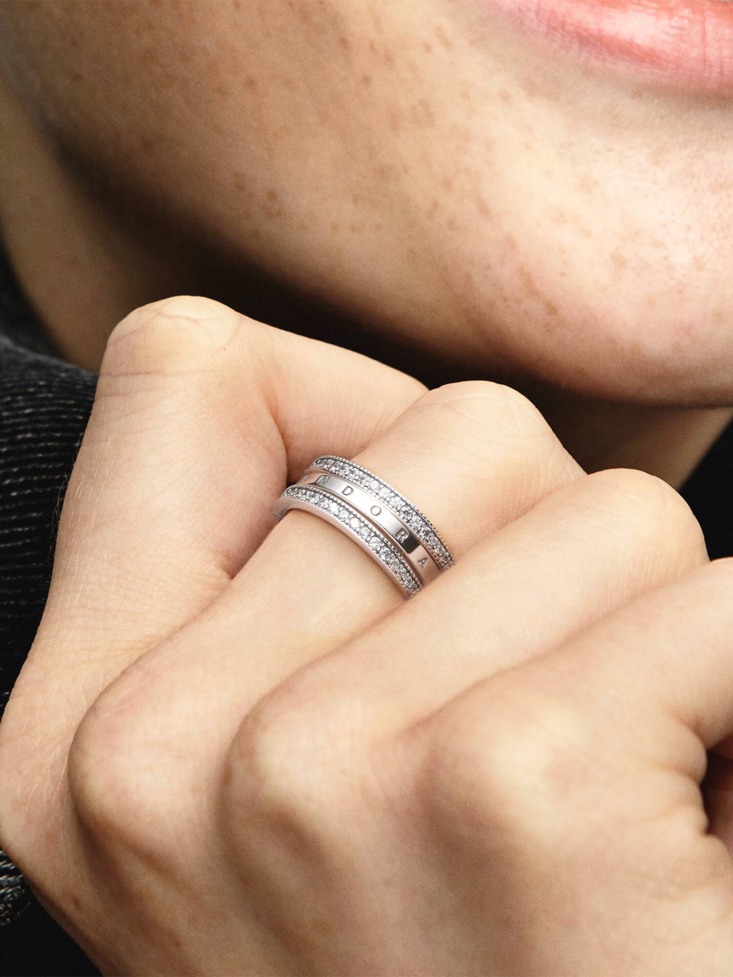 Anillo con corazones y logotipo de Pandora