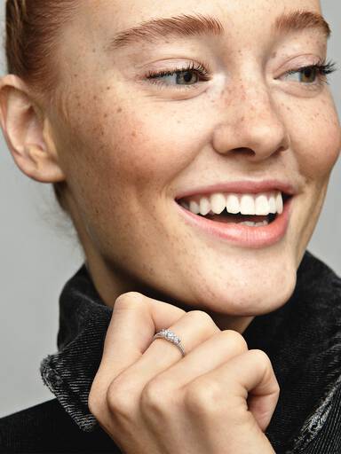 Anillo con tres piedras transparentes