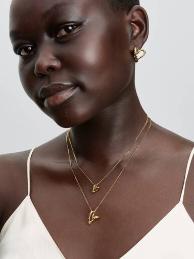 Collar con colgante corazón de forma orgánica engastado con piedras