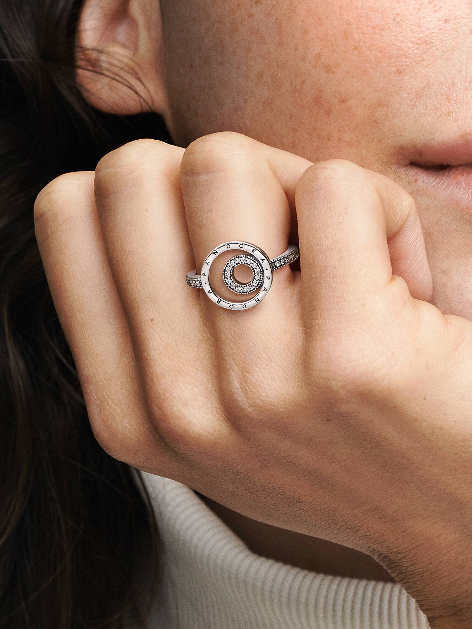 Anillo Círculos en pavé con logotipo Pandora Signature