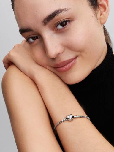 Brazalete Pandora Moments cadena de serpiente con broche de corazón