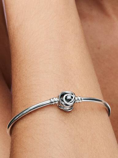 Brazalete Rígido con Broche Círculos Entrelazados
