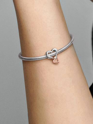 Charm de dos tonos Corazón calado con infinito