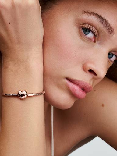 Brazalete cadena de serpiente con broche de corazón