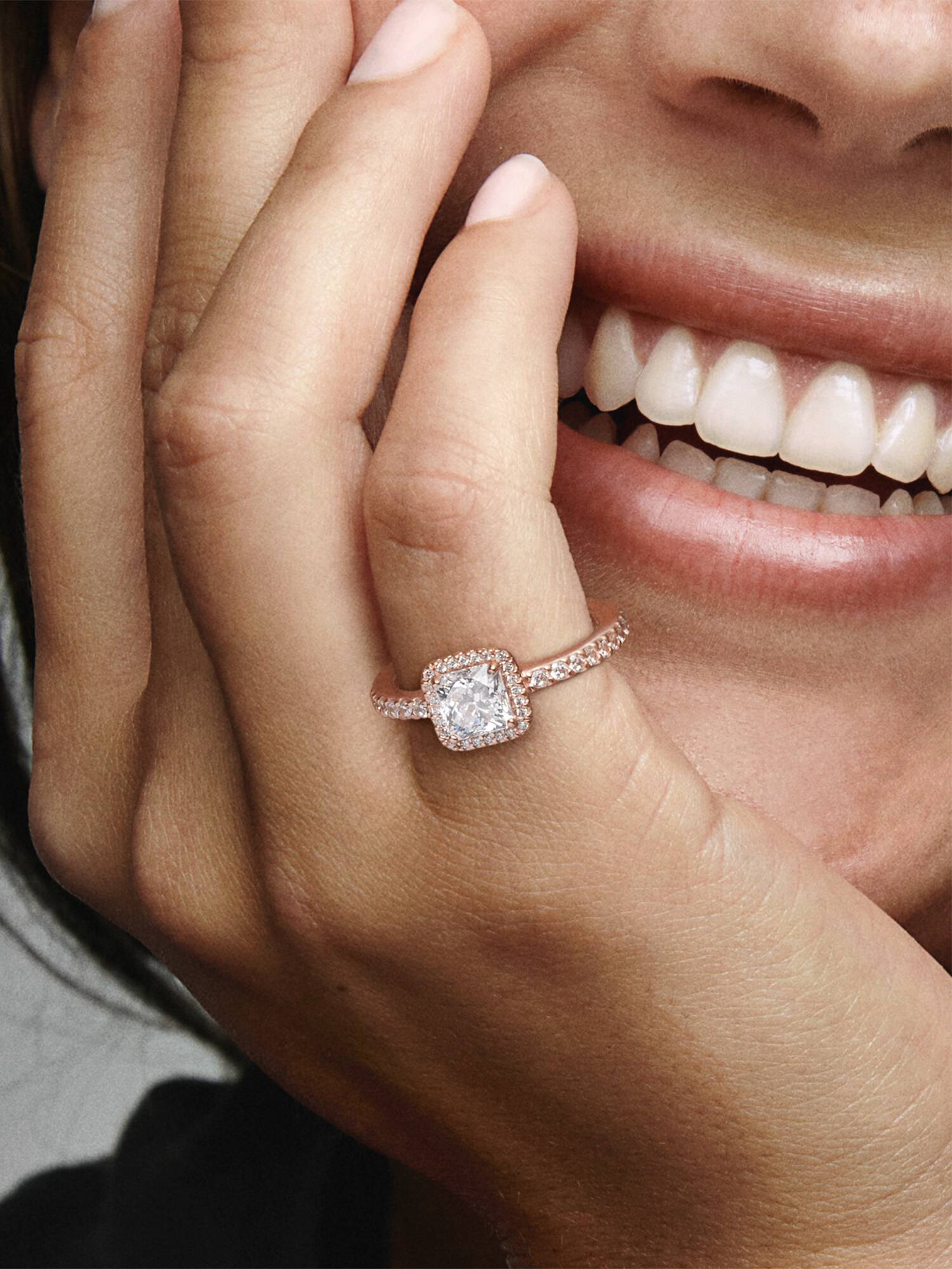 Anillo cuadrado con halo brillante
