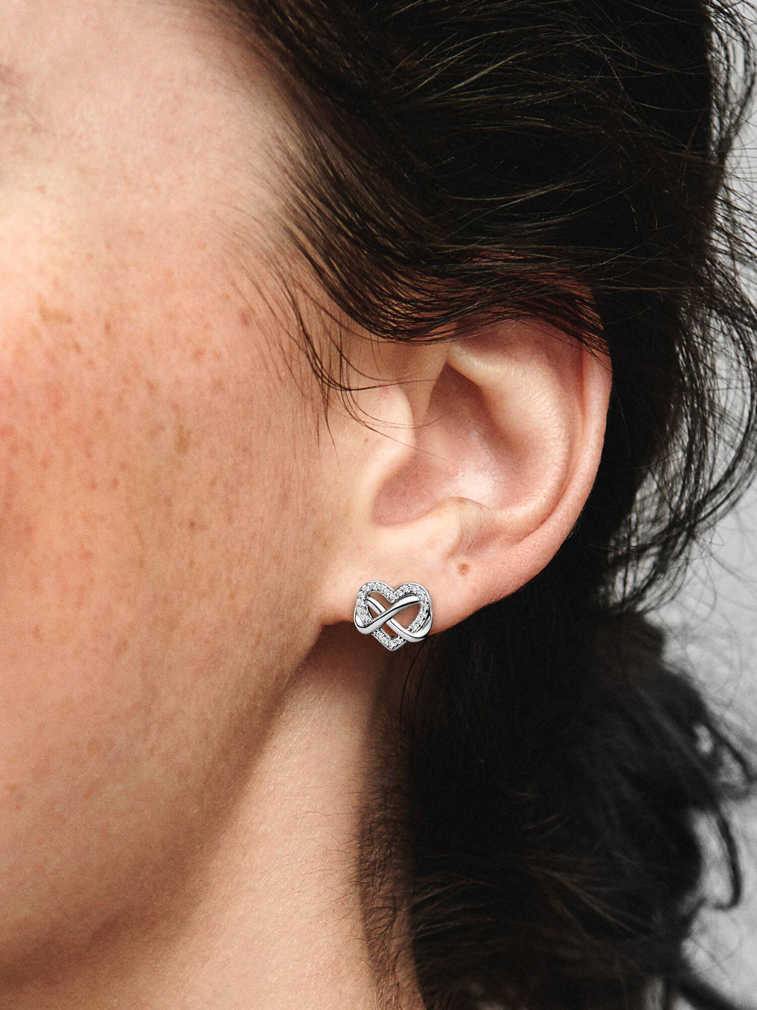 Aretes de botón Corazón infinito reluciente