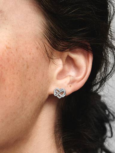 Aretes de bot��n Corazón infinito reluciente