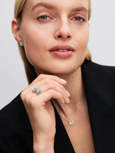 Aretes de botón cuadrados con halo brillante