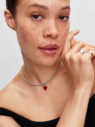 Collar de Malla Brillante con Broche de Corazón