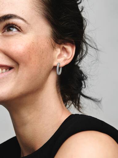 Aretes de aro con hilera en pavé