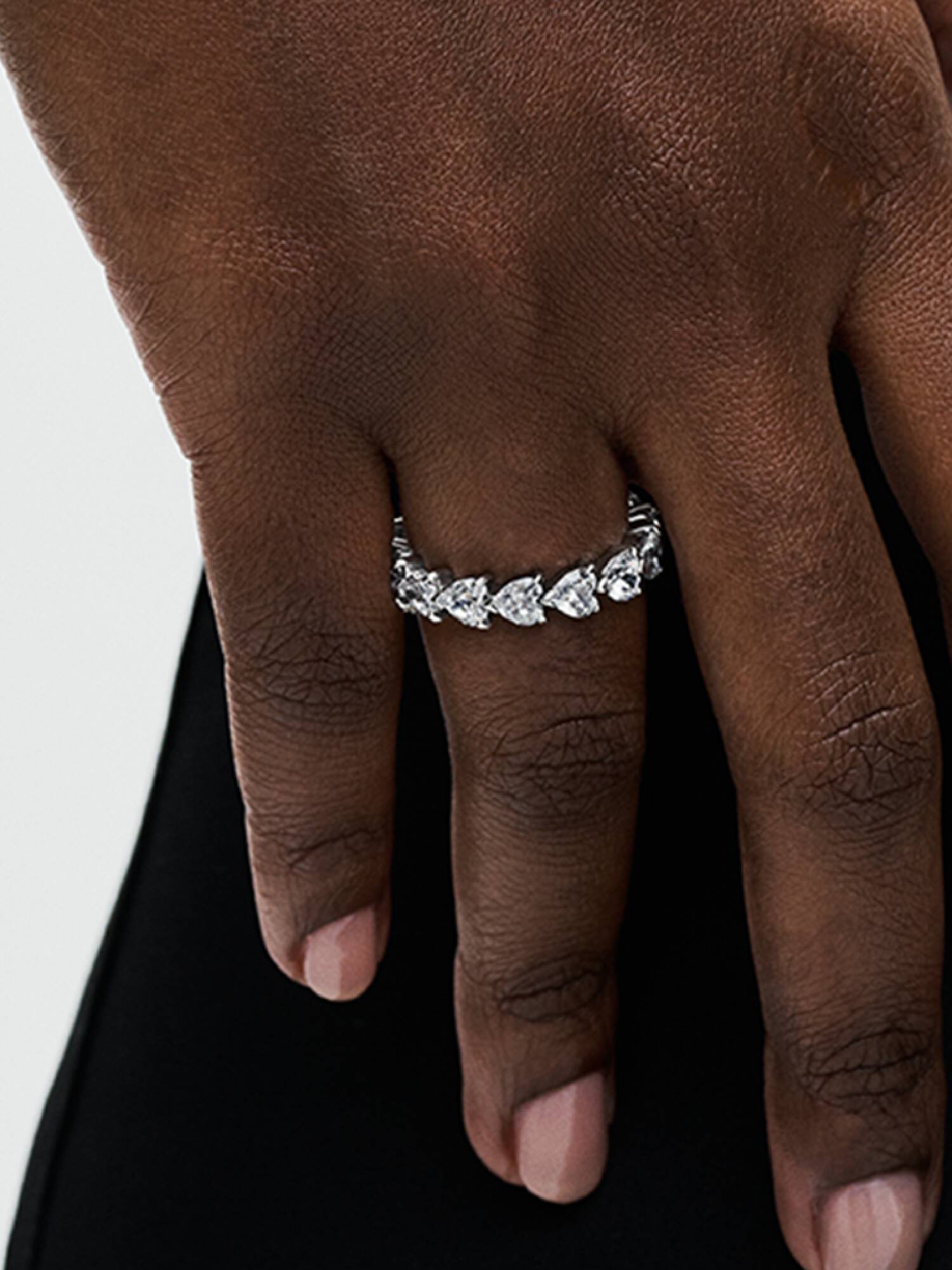 Anillo Eternidad Fila de Corazones