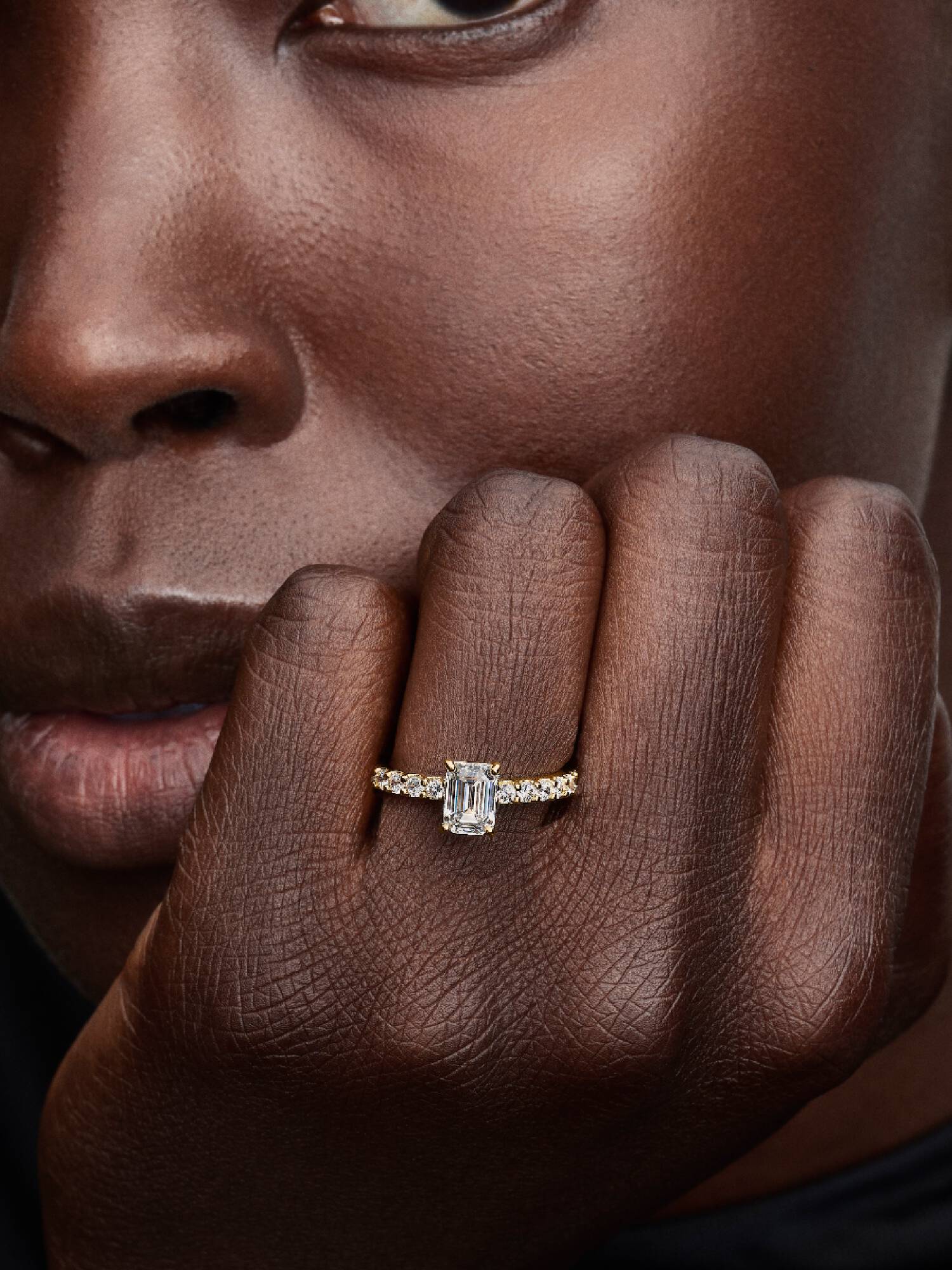 Anillo Halo rectangular reluciente